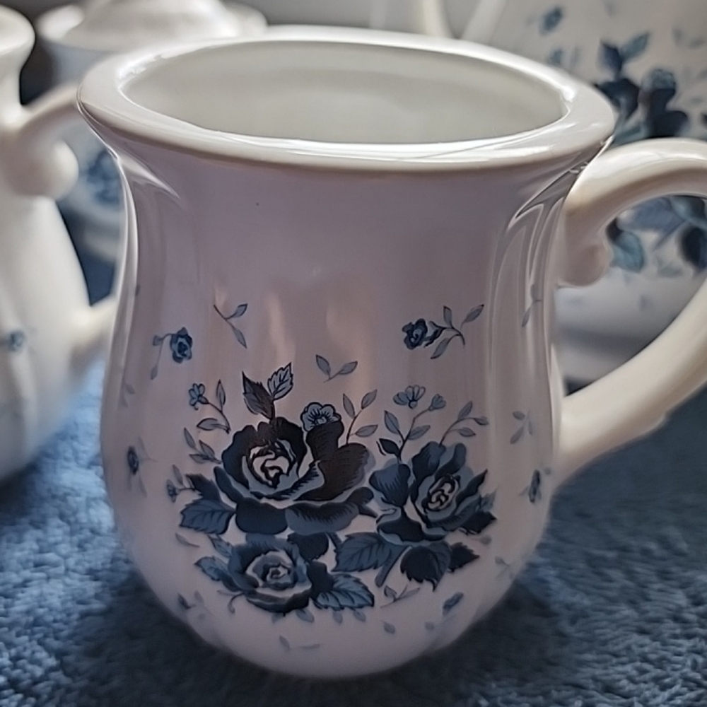 Ceramic white with blue roses‎ cup - Picture 3 of 14